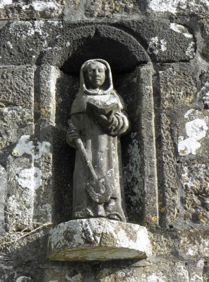 성녀 논나_photo by GO69_at the chapel of Sainte-Nonne in Dirinon_France.jpg